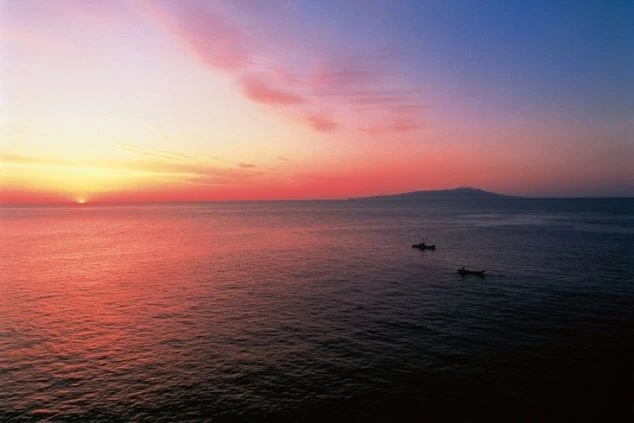 海の夕焼けの画像。