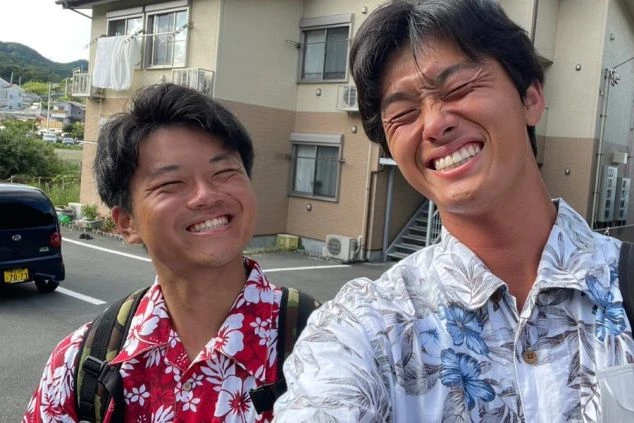 ワクトリでリゾートバイトをするスタッフが撮影した、静岡県伊豆のホテルのレストラン会場で、肩を組んでピースをしている2人の男性スタッフの画像。制服のアロハシャツを着ている。
