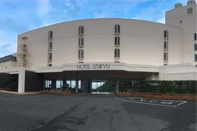 静岡県下田市にあるリゾートホテルの外観画像。白浜海岸が目の前の好立地にあるリゾートバイト勤務先。