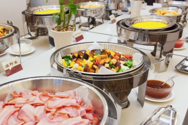 静岡県伊豆のホテルで提供される料理の画像。