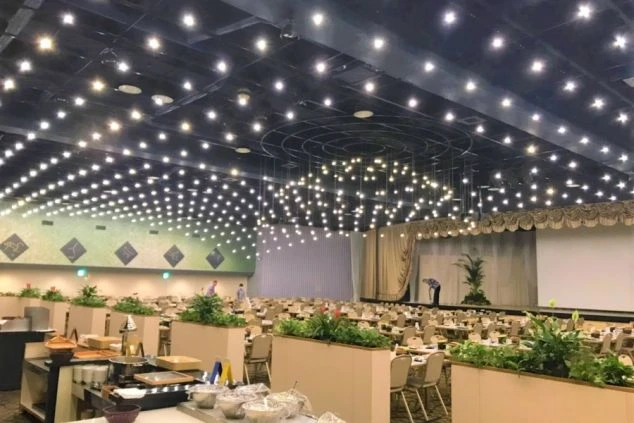 リゾートバイト勤務とのホテル内にある広大なコンベンションホール（宴会場）の画像。レストランサービスや配膳スタッフのリゾートバイト活躍の場。