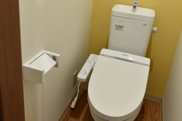 静岡県下田でのリゾートバイトの寮のトイレの画像。ウォシュレット付きの温水トイレ。