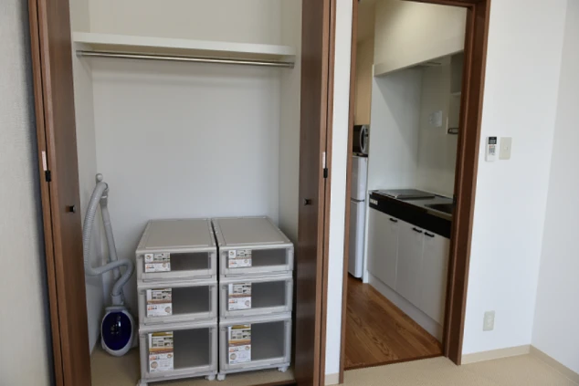 静岡県下田でのリゾートバイトの寮のクローゼットの画像。クローゼット内には3段の引き出しが2つある。