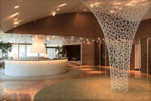 長野県軽井沢のホテルの内観の画像。