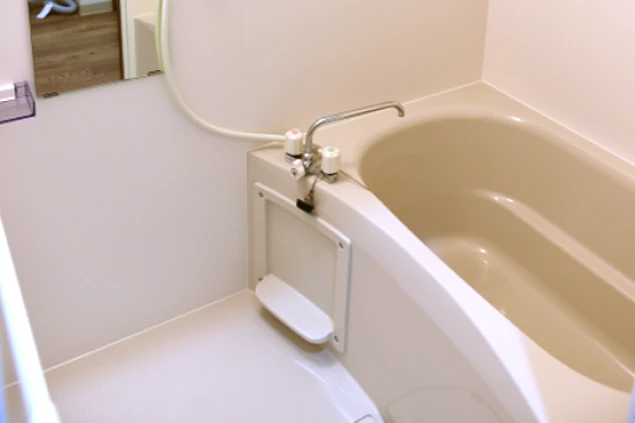 静岡県下田でのリゾートバイトの寮のお風呂の画像。湯舟もあり。