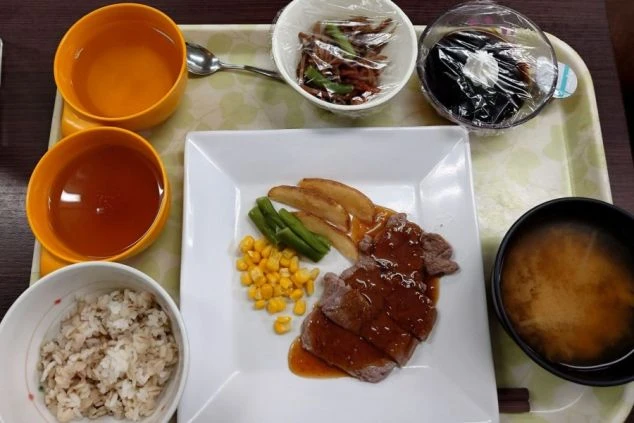 リゾートバイトの食事として提供されるまかない料理の画像。