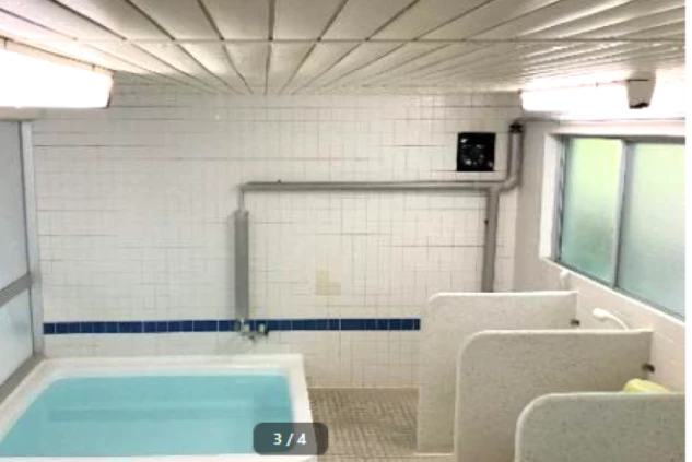 長野県軽井沢でリゾートバイトをするスタッフが住む寮の共用のお風呂の画像。湯舟とシャワー完備。