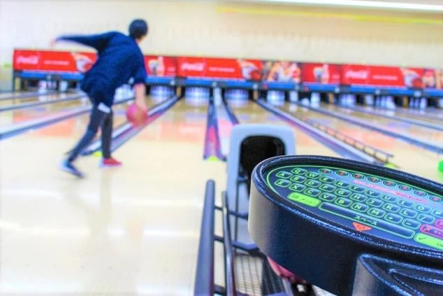 ボウリングをする人物の画像。