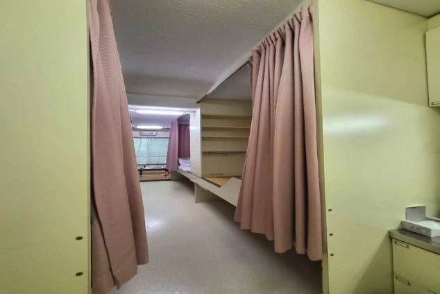 長野県軽井沢でリゾートバイトをするスタッフが住む寮の画像。ベッドがカーテンで仕切られている。