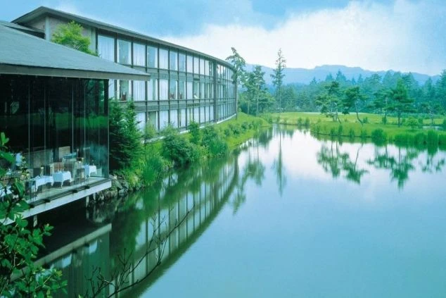 長野県軽井沢のホテルの外観の画像。水面に建物が反射している。