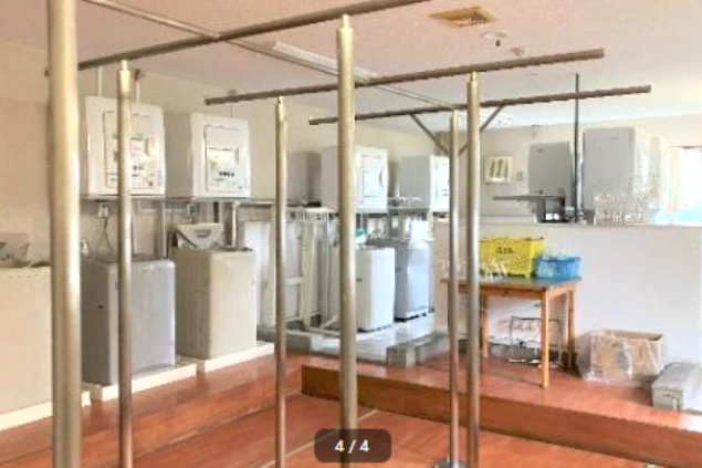 長野県軽井沢でリゾートバイトをするスタッフが住む寮の洗濯機、乾燥機、物干しスペースの画像。