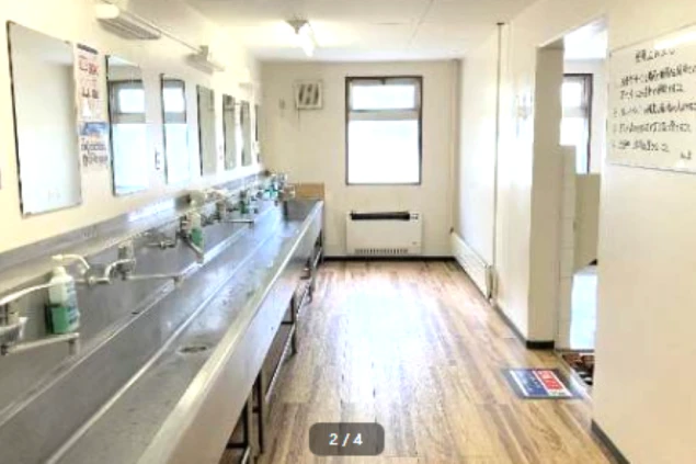 長野県軽井沢でリゾートバイトをするスタッフが住む寮の洗面台の画像。