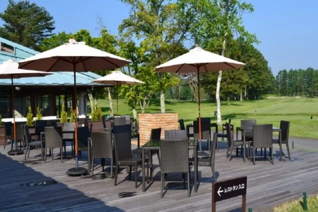 長野県軽井沢のテラスの画像。パラソルが設置されている。