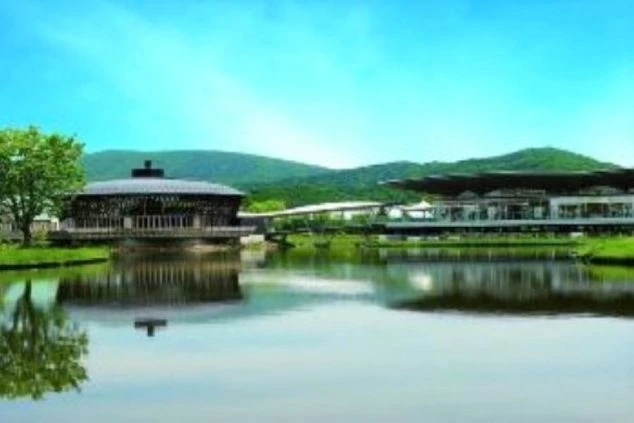 長野県軽井沢のホテルの外観の画像。水面に建物が反射している。