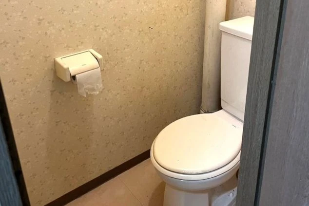 リゾートバイトの寮に備え付けられた清潔なトイレ。快適な住み込み生活をサポートする設備。