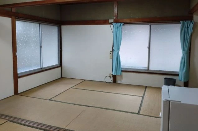 古民家シェア寮の和室。冷蔵庫付個室