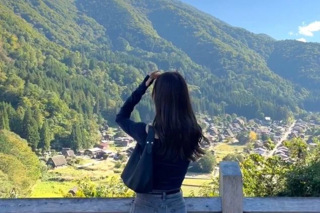 ワクトリの社員が撮影した、岐阜県白川郷を見つめる女性の後ろ姿。