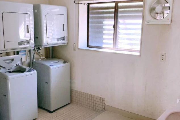 岐阜県下呂温泉でリゾートバイトをするスタッフが住み込む寮の共用洗濯機の画像。