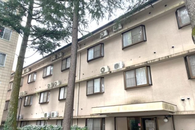 岐阜県下呂温泉でリゾートバイトをするスタッフが住み込む寮の外観の画像。