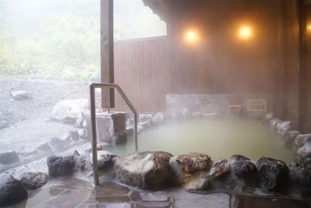 北海道旭岳温泉のホテルの温泉の画像。