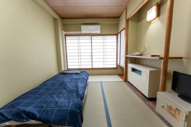 群馬県草津温泉でリゾートバイトするスタッフが住む寮の画像。和室に布団とテレビが完備。