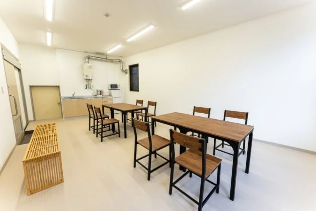 群馬県草津温泉でリゾートバイトするスタッフが住む寮の共用スペースの画像。テーブルと椅子がある。