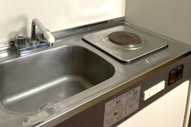 岐阜県下呂温泉でリゾートバイトをするスタッフが住み込む寮のキッチンの画像。