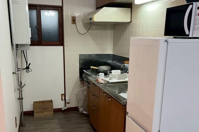 リゾートバイトで自炊が可能なキッチン付きの寮。冷蔵庫、電子レンジ、コンロが完備され、食費が節約できる便利な設備。