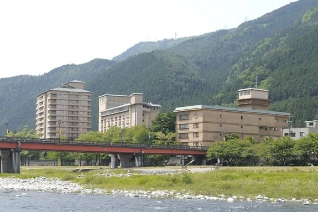 岐阜県下呂温泉の街並みの画像。