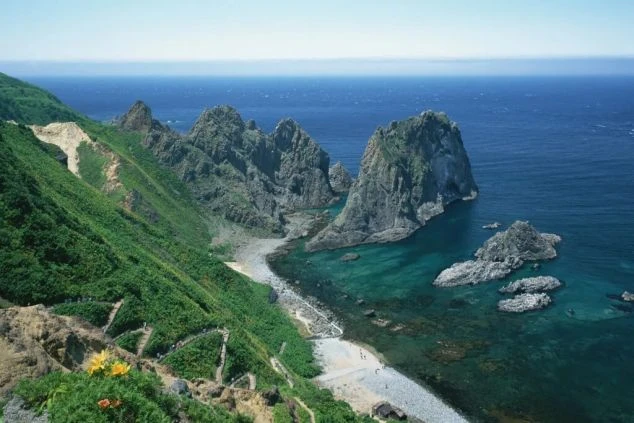 北海道積丹半島の島武意海岸の画像。