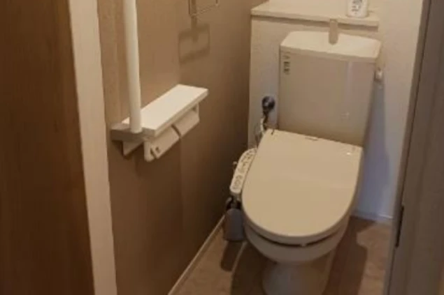 ワクトリの社員が出張で撮影した、リゾートバイトの長期寮のトイレの画像。温水洗浄便座付きの洋式トイレで、清潔感のある空間。リゾートバイト中の生活環境を示す設備の一つ。