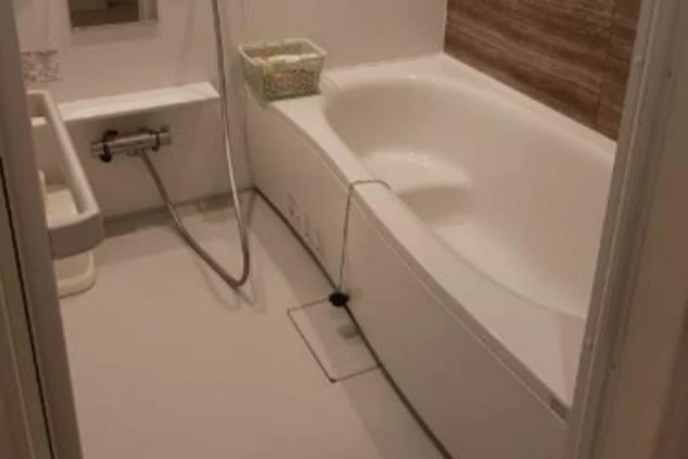 ワクトリの社員が出張で撮影した、リゾートバイトの長期寮の浴室の画像。白い浴槽とシャワーが備え付けられており、清潔感のある空間。リゾートバイト中の入浴設備を示す。