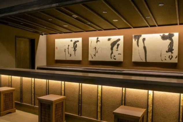 リゾートバイトの仕事風景を表現するイメージ画像。お寿司屋さんのカウンターのような、和風の落ち着いた雰囲気のレストラン。