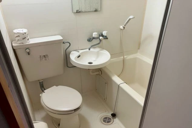 リゾートバイトの寮のユニットバス。お風呂とトイレ、洗面台がコンパクトにまとまっています。