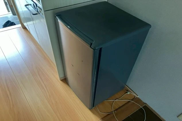リゾートバイトの寮の個室に備え付けの冷蔵庫。飲み物や食材を冷やしておくのに便利です。