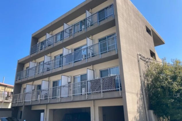 リゾートバイト寮の外観。3階建てのアパートタイプで、各部屋にベランダが付いている。