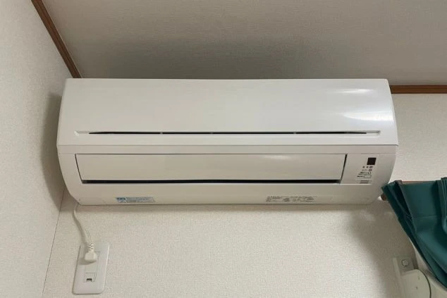 リゾートバイト個室寮内のエアコン設備の画像。