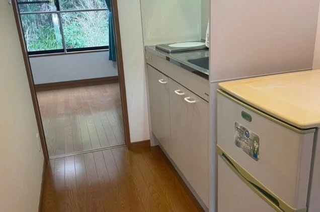 リゾートバイト個室寮内のキッチンから部屋内の画像。