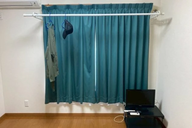 静岡県でリゾートバイトするスタッフが住む寮の画像。物干し竿とテレビ完備。