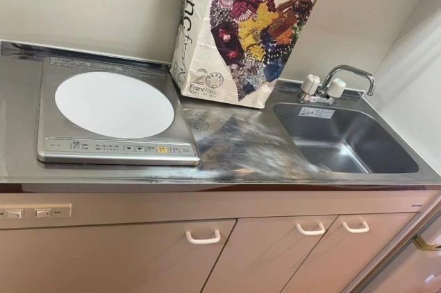 静岡県でリゾートバイトするスタッフが住む寮のキッチンの画像。IHコンロがある。