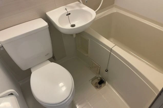 静岡県でリゾートバイトするスタッフが住む寮のユニットバスの画像。