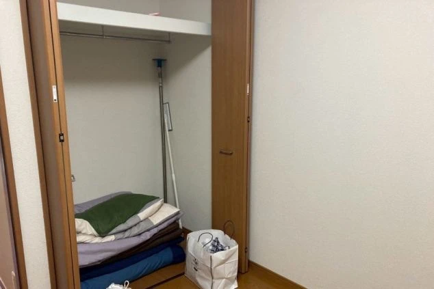 静岡県でリゾートバイトするスタッフが住む寮のクローゼットの画像。