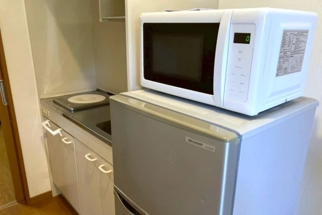 静岡県でリゾートバイトするスタッフが住む寮の電子レンジと冷蔵庫の画像。