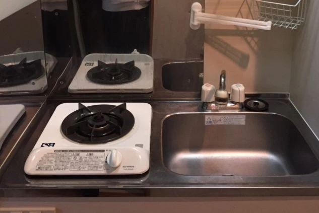 リゾートバイト寮にある共用キッチン。ガスコンロが2口あり、シンクや棚も完備。自炊もできることをアピール。