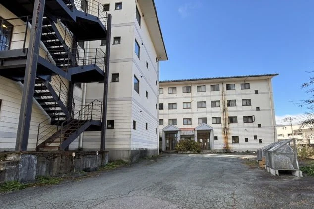 群馬県草津温泉のホテルでリゾートバイトするスタッフが住む寮の外観画像。