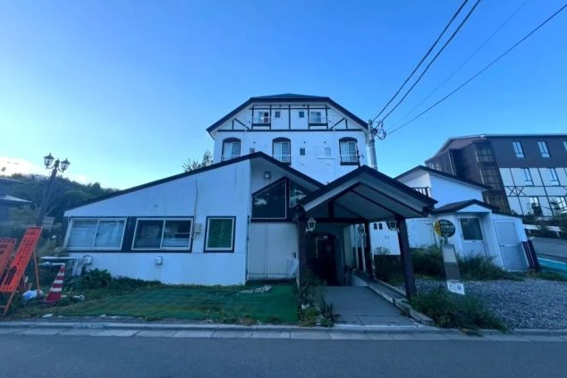 リゾートバイト住み込み求人の寮外観。白を基調としたおしゃれなデザインで、プライバシーが守れる個室寮。