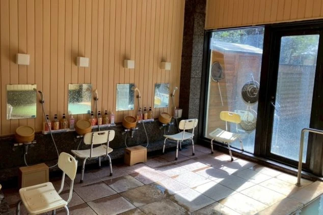 リゾートバイトの寮にある、広々とした共同浴場。シャワーが複数設置されており、仕事の疲れをゆっくりと洗い流せます。