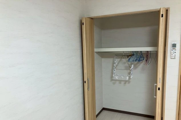 リゾートバイトの寮の個室に備え付けられたクローゼット。ハンガーパイプ付きで、衣類をすっきりと収納できます。