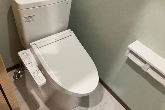 リゾートバイトの寮の個室トイレ。温水洗浄便座が完備された、清潔で快適な空間です。