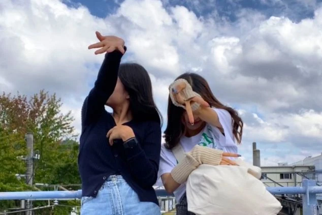 リゾートバイトの仲間と、休日にポーズを決めて記念撮影。二人で過ごす楽しい時間が、写真から伝わってきます。